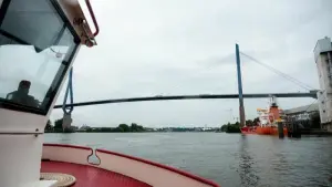 Die Köhlbrandbrücke im Hamburger Hafen