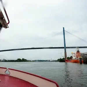 Die Köhlbrandbrücke im Hamburger Hafen