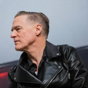 Bryan Adams hört gerne Radio.