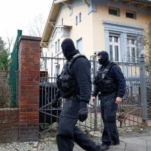 Polizei vor Clan-Villa in Berlin-Neukölln