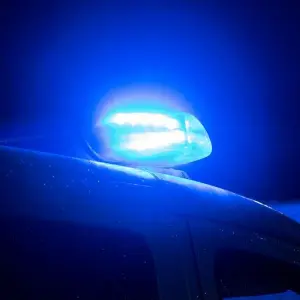 Blaulicht auf dem Dach eines Polizeiwagens