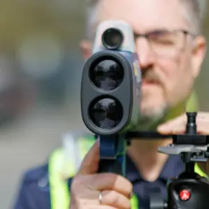 Ein Polizist mit einem Lasermessgerät