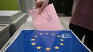 Eine Frau wirft einen Wahlbrief in eine Wahlurne