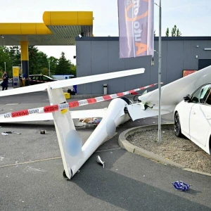 Segelflugzeug stürzt auf Gelände von Tankstelle ab