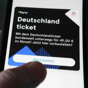 Ein Mann kauft ein Deutschlandticket über eine App