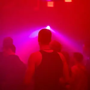 Menschen tanzen in einem Club