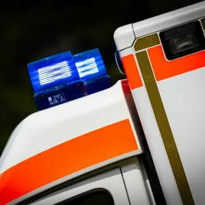 Rettungswagen mit eingeschaltetem Blaulicht