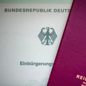 Einbürgerungsurkunde und Reisepass