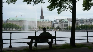 Ein Mann sitzt auf einer Parkbank