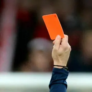 Schiedsrichter zeigt rote Karte