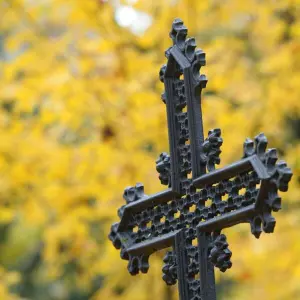 Ein eisernes Kreuz steht auf einem Friedhof