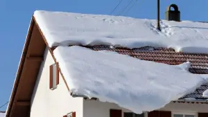 Schneemassen auf einem Dach