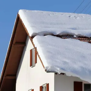 Schneemassen auf einem Dach