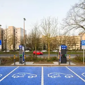 Leere Parkplätze  für Elektroautos