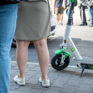 Ein E-Scooter steht auf einem Gehweg