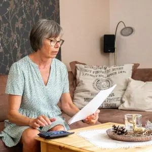 Eine Frau untersucht Unterlagen