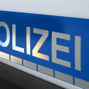 Der Polizei-Schriftzug auf einem Einsatzwagen - Archivbild