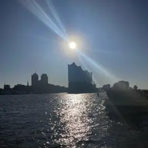 Glitzernder Sonnenaufgang über der Elbphilharmonie