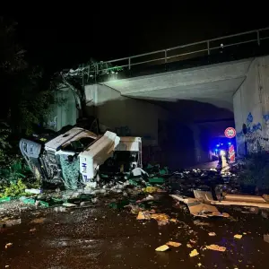 Lkw-Fahrer stürzt in Zugmaschine von Autobahnbrücke