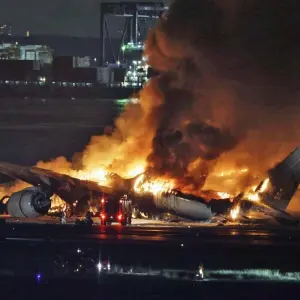 Flugzeugbrand auf Tokioter Flughafen