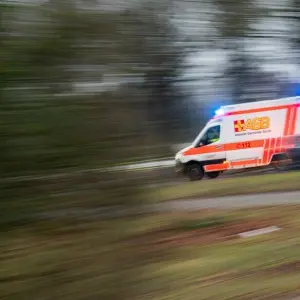 Ein Rettungswagen ist mit Blaulicht im Einsatz