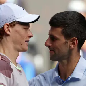 Jannik Sinner (l) und Novak Djokovic