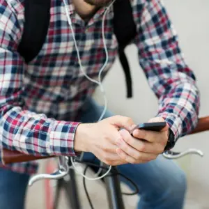 Mann auf Fahrrad mit Smartphone