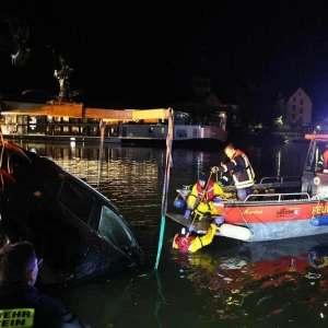 Auto kippt in den Main