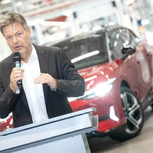 Habeck besucht VW-Werk in Emden