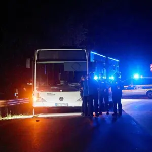 Frau sticht auf Busfahrgäste ein