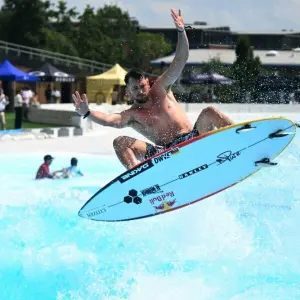 Olympionike Leon Glatzer hat eine Gaudi im neuen Surfpark