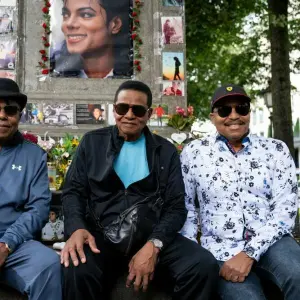 Michael Jacksons Brüder besuchen Denkmal für den King of Pop