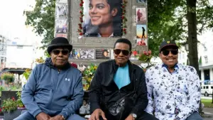 Michael Jacksons Brüder besuchen Denkmal für den King of Pop