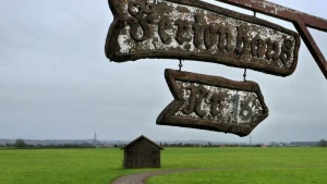 Schild weist auf Ferienwohnungen hin