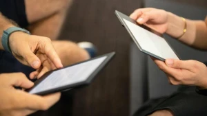 Ein Paar hält E-Book-Reader in den Händen