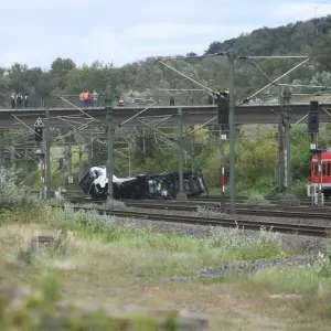 Lastwagen stürzt von Brücke auf Bahngleise