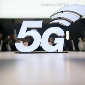 Ein 5G-Logo in einem Technikgeschäft