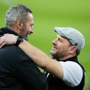 Trainer Tim Walter (l) und sein HSV-Nachfolger Steffen Baumgart