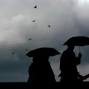 Passanten mit Regenschirmen