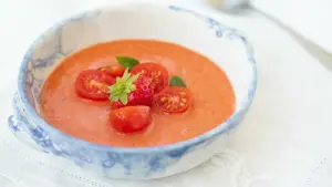 Eine Schale mit Erdbeer-Tomaten-Suppe
