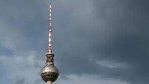 Dunkle Wolken über dem Fernsehturm