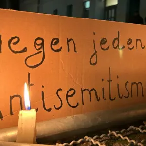 Mahnwache gegen Antisemitismus an Synagoge