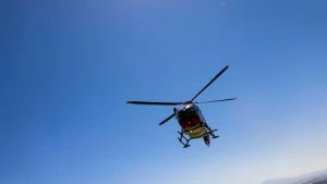 Ein Rettungshubschrauber setzt zur Landung an