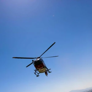 Ein Rettungshubschrauber setzt zur Landung an