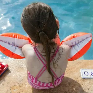 Kind mit Schwimmflügeln