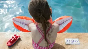 Kind mit Schwimmflügeln