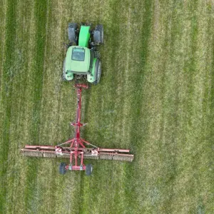 Landwirt bei der frühjährlichen Bodenbearbeitung