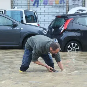 Ein Mann auf einer überschwemmten Straße