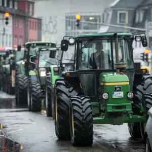 Landwirte protestieren mit Traktor-Demo - Siegen