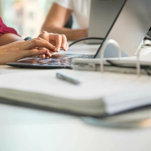 Frau arbeitet am Laptop